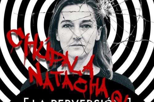 Escena de la obra “La Perversión de Natacha”, comedia negra chilena dirigida por Marco Espinoza, con Magdalena Acuña, Carol Henríquez y Alejandro León en el elenco.